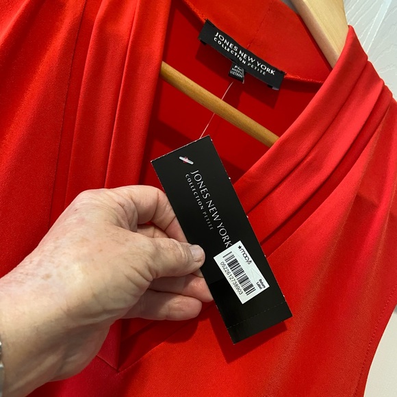 NWT~Jones New York Collection~Gorgeous Fire Red V Neck Sleeveless Top - Picture 4 of 10